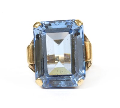 Lot 194 - A 9ct gold synthetic spinel ring