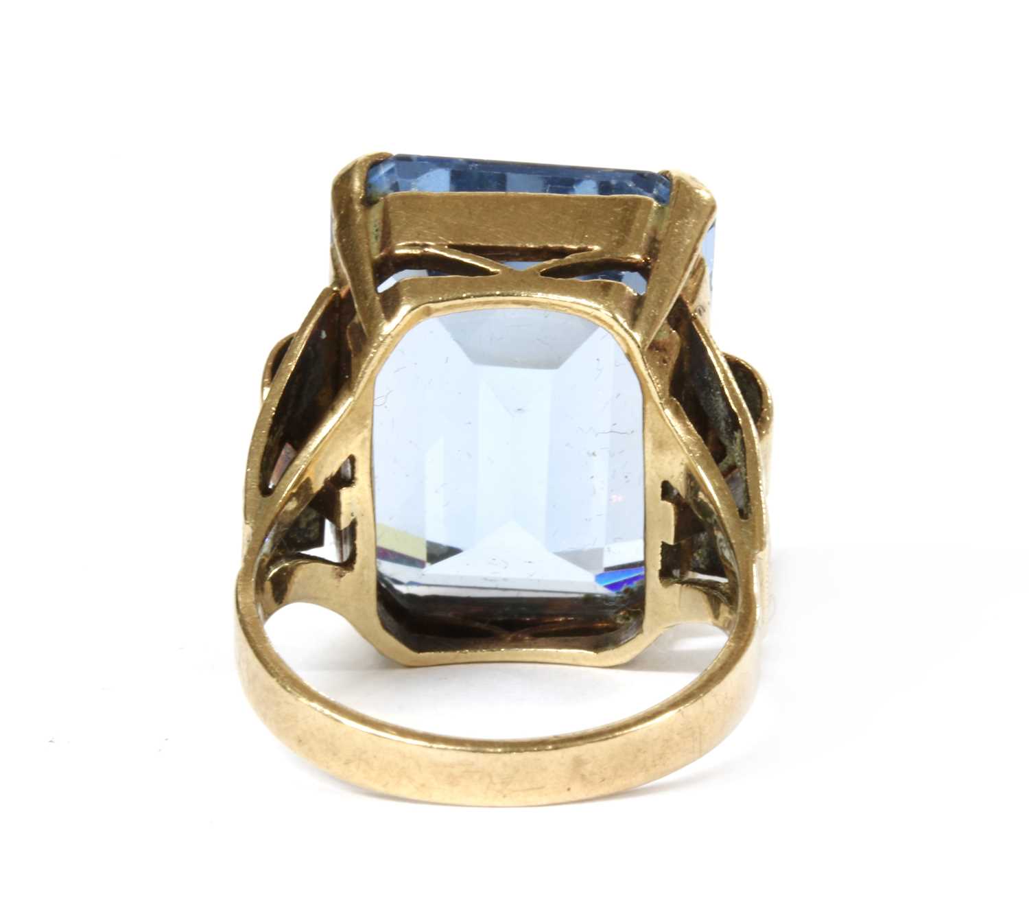 Lot 194 - A 9ct gold synthetic spinel ring,