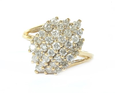 Lot 124 - A gold diamond cluster ring