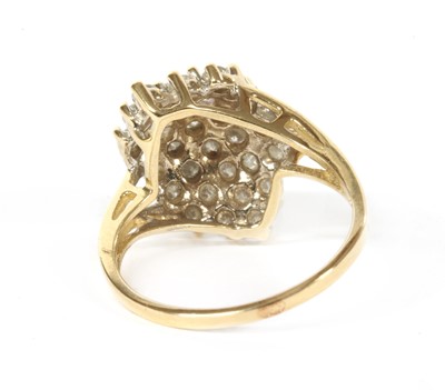 Lot 124 - A gold diamond cluster ring