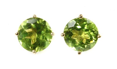 Lot 151 - A pair of single stone peridot stud earrings