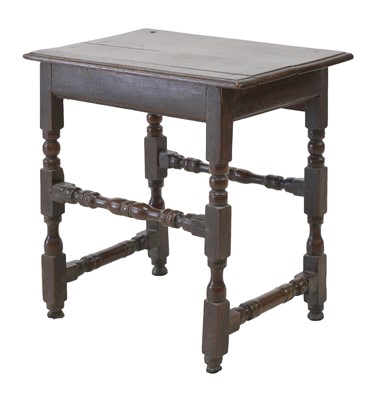 Lot 721 - A small oak side table