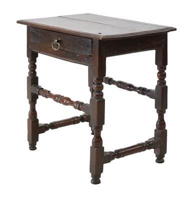 Lot 721 - A small oak side table