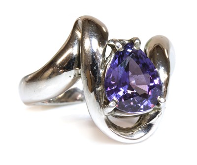 Lot 426 - A 9ct white gold single stone purple sapphire ring
