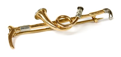 Lot 17 - A gold and platinum hunting horn brooch