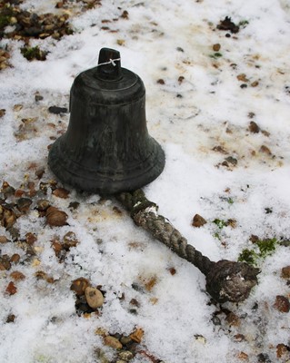 Lot 324 - A vintage school bell