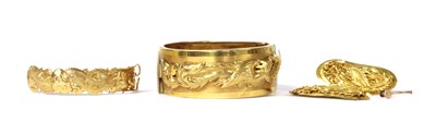 Lot 1379 - A Chinese gold hinged bangle