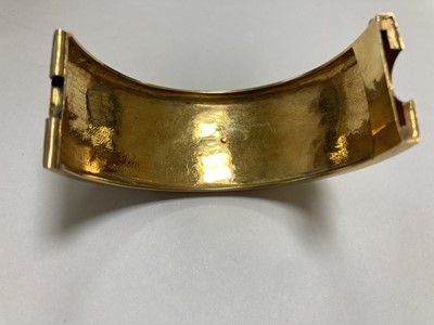 Lot 1379 - A Chinese gold hinged bangle