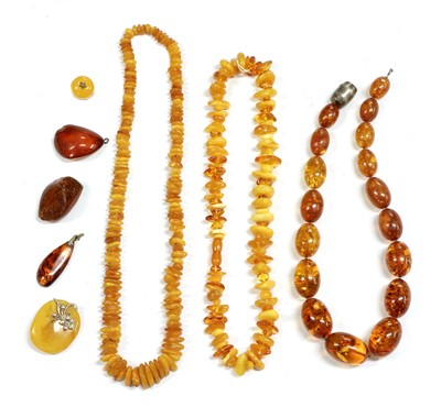 Lot 424 - A quantity of amber jewellery