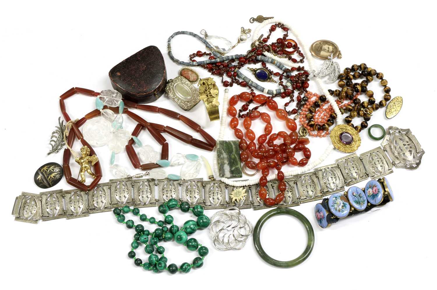 Lot 429 - A quantity of costume jewellery