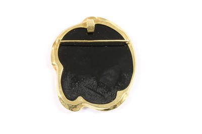 Lot 407 - A gold hardstone cameo brooch/pendant