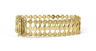 Lot 61 - A 9ct gold bracelet