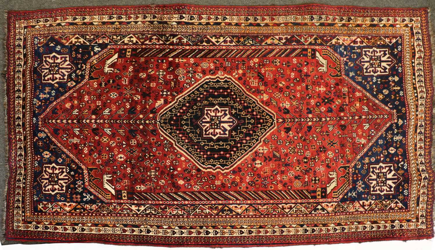 Lot 304 - A hand knotted Hamadan rug