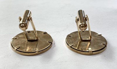 Lot 444 - A pair of 9ct gold cufflinks