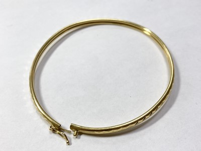 Lot 45 - A 22ct gold oval bangle