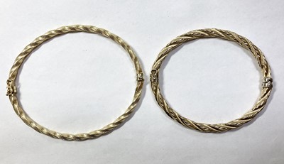 Lot 197 - A 14ct gold oval hollow twisted wire bangle