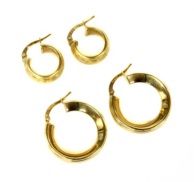 Lot 187 - A pair of 18ct round ribbed hollow hoop earrings