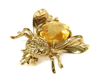 Lot 322 - A 9ct gold bee brooch/pendant