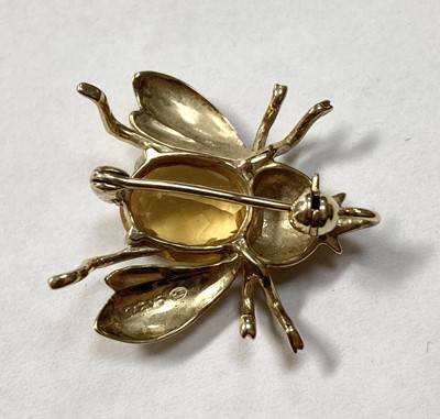 Lot 322 - A 9ct gold bee brooch/pendant