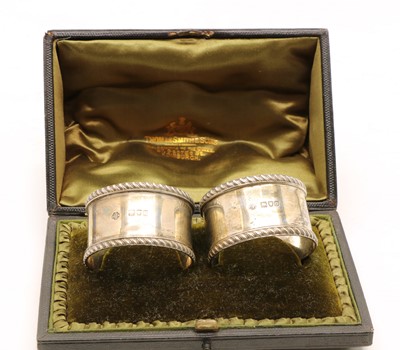 Lot 7 - A pair of cased silver napkin rings