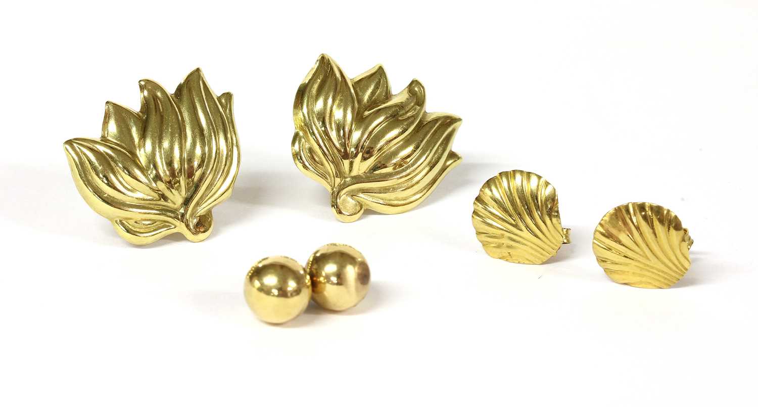 Lot 191 - A pair of gold scallop shell form stud earrings