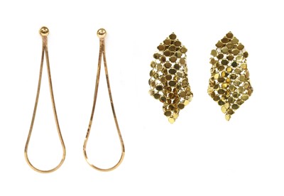 Lot 193 - A pair of 9ct rose gold drop earrings