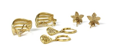 Lot 192 - A pair of 9ct gold floral stud earrings