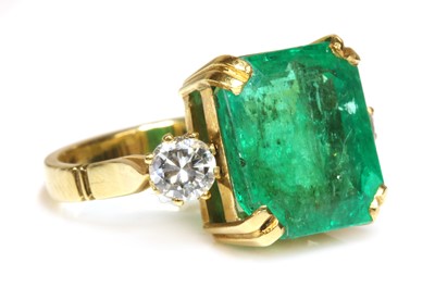 Lot 466 - An emerald and diamond three stone ring