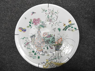 Lot 117 - A Chinese famille verte charger