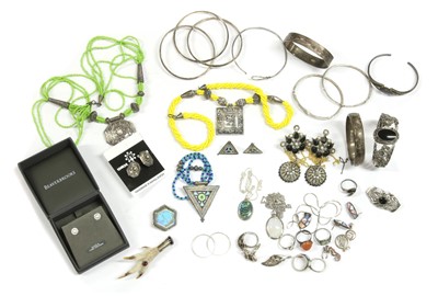 Lot 421 - A quantity of silver jewellery