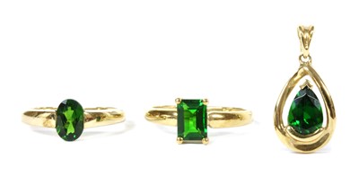 Lot 393 - A 9ct gold single stone emerald cut chrome diopside ring
