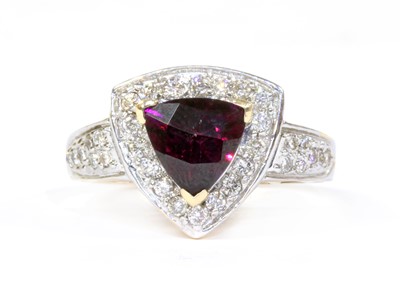 Lot 297 - A 14ct gold garnet and diamond cluster ring