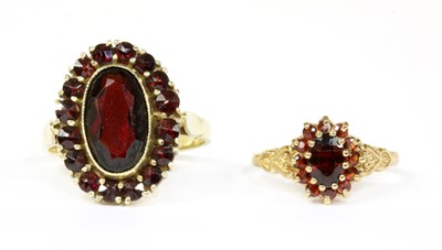 Lot 395 - A Continental 9ct gold garnet cluster ring