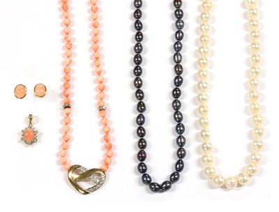 Lot 213 - A single row uniform coral bead necklace