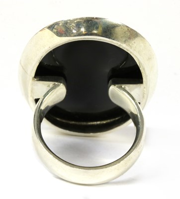 Lot 250 - A large silver onyx ring