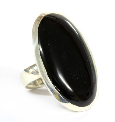 Lot 250 - A large silver onyx ring