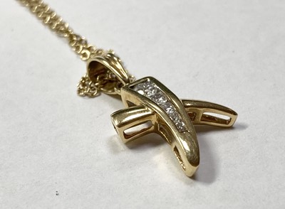 Lot 164 - An 18ct gold diamond set 'kiss' style pendant