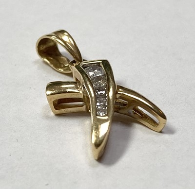 Lot 165 - An 18ct gold diamond set 'kiss' pendant or charm