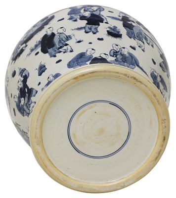 Lot 121 - A Chinese blue and white jar