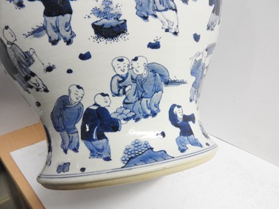 Lot 121 - A Chinese blue and white jar