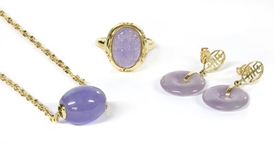 Lot 411 - A 14ct gold carved lavender jade ring