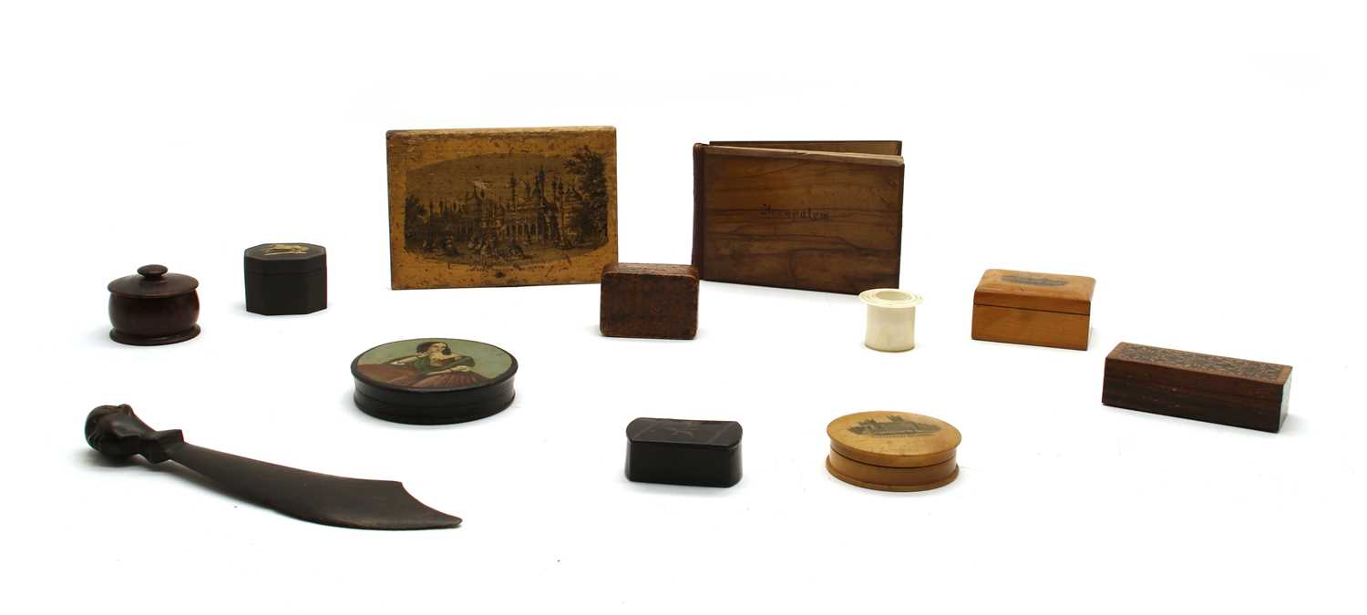 Lot 71 - A collection of pill boxes and similar