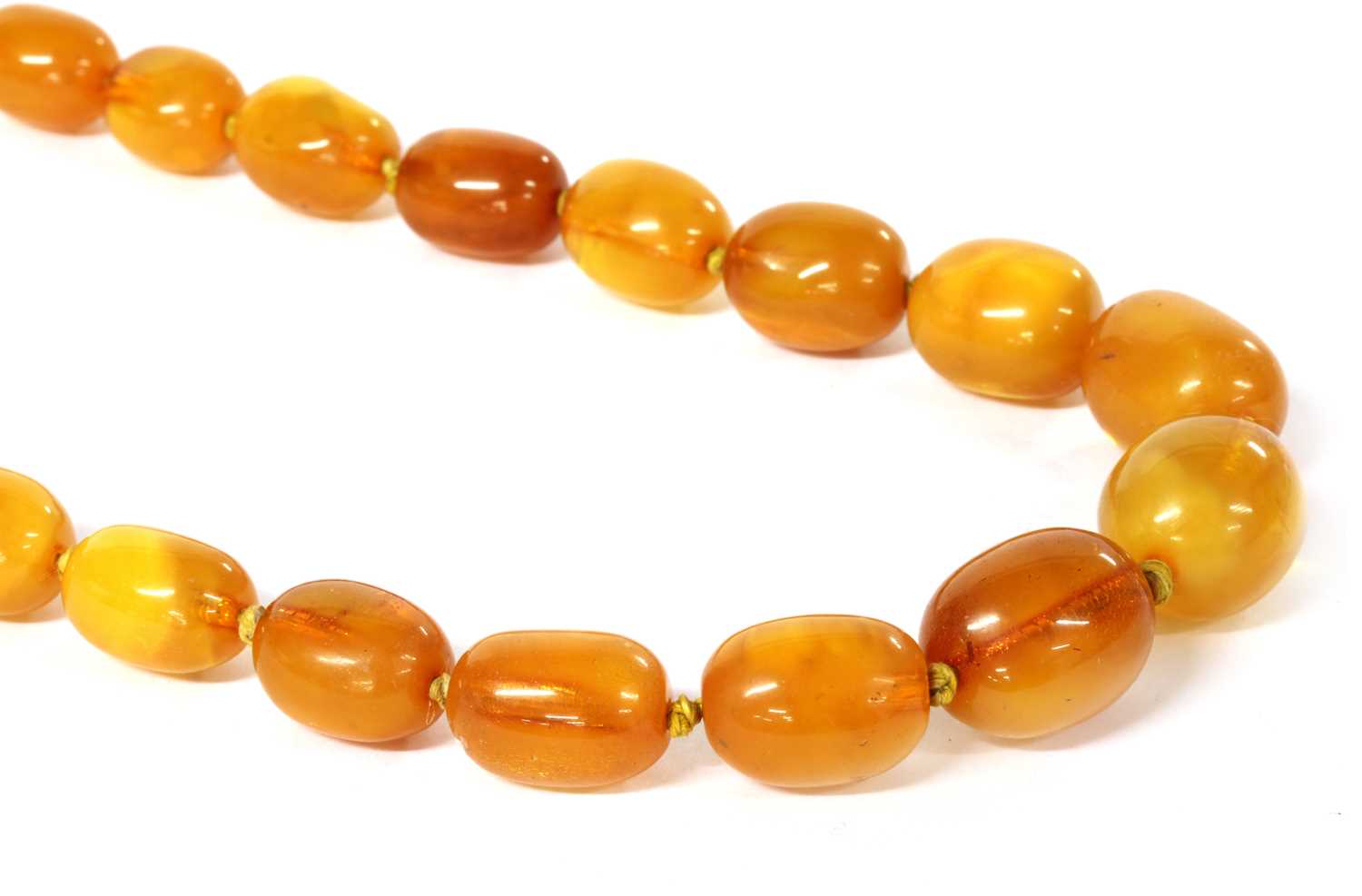 Lot 25 - A single row graduated amber bead necklace