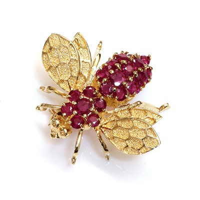 Lot 1148 - A Continental gold ruby set bee brooch/pendant
