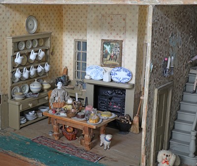 Lot 274 - A fine Regency doll's house