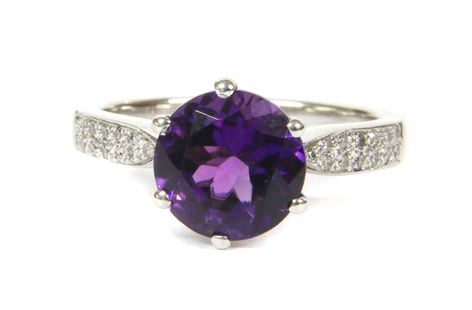 Lot 155 - An 18ct white gold amethyst and diamond ring