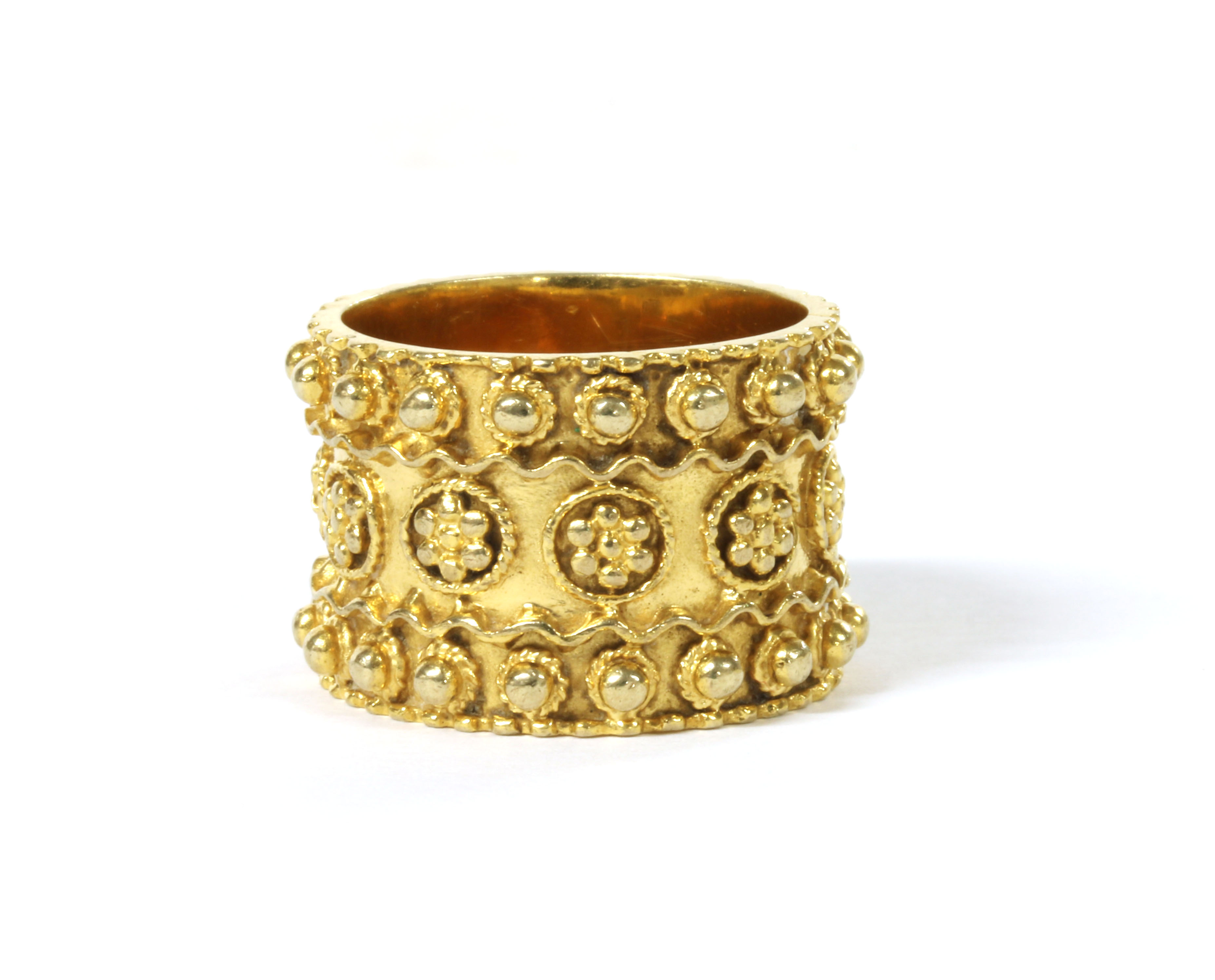 Lot 98 - A 9ct gold Etruscan Revival-style ring,