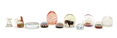 Lot 118 - Twenty four various paperweights