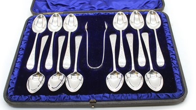 Lot 17 - A cased set of 12 silver teaspoons