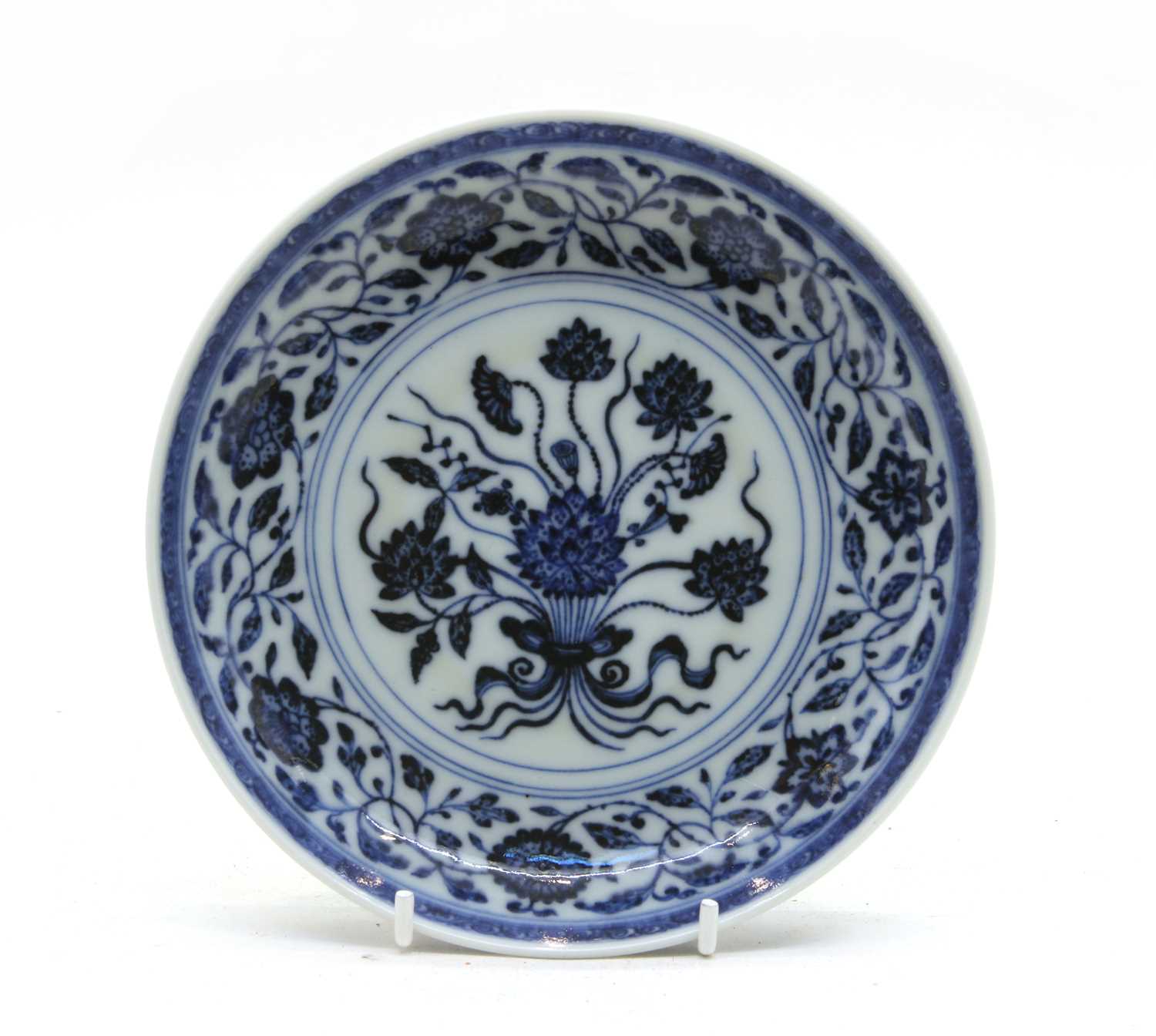 Lot 112 - A Chinese blue and white dish